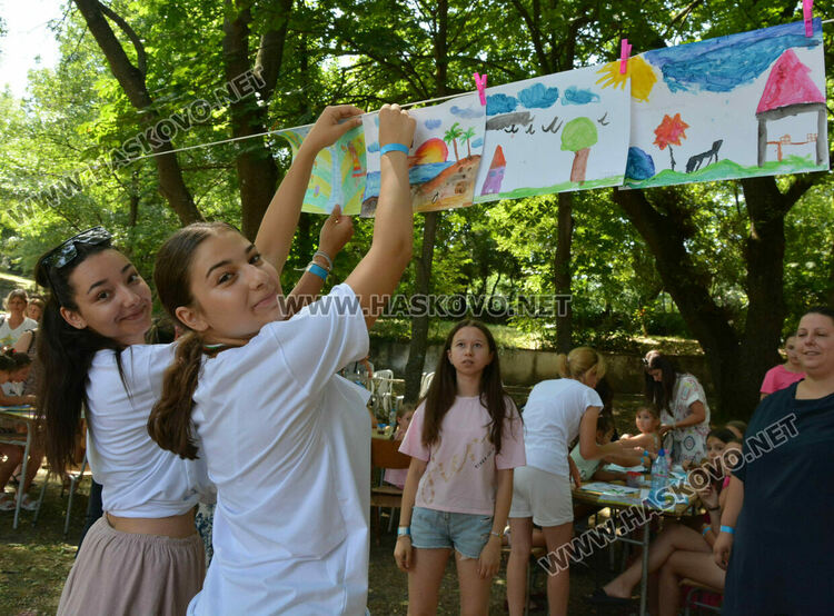 Обучения по танци, забавления на басейни, ателиета и концерти във фестивала на изкуствата „Жива вода“