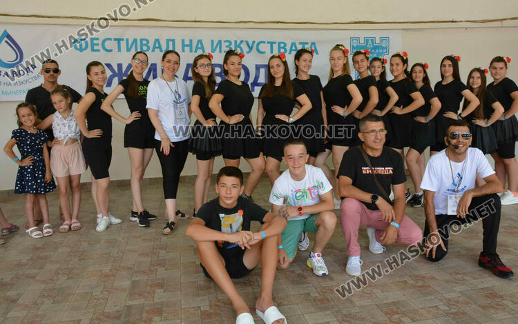 Обучения по танци, забавления на басейни, ателиета и концерти във фестивала на изкуствата „Жива вода“