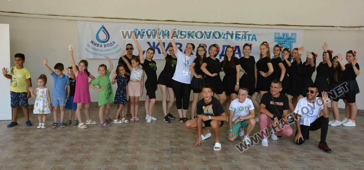 Обучения по танци, забавления на басейни, ателиета и концерти във фестивала на изкуствата „Жива вода“