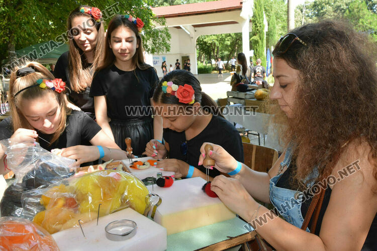 Обучения по танци, забавления на басейни, ателиета и концерти във фестивала на изкуствата „Жива вода“