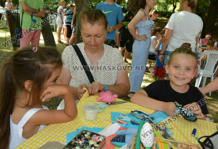 Обучения по танци, забавления на басейни, ателиета и концерти във фестивала на изкуствата „Жива вода“