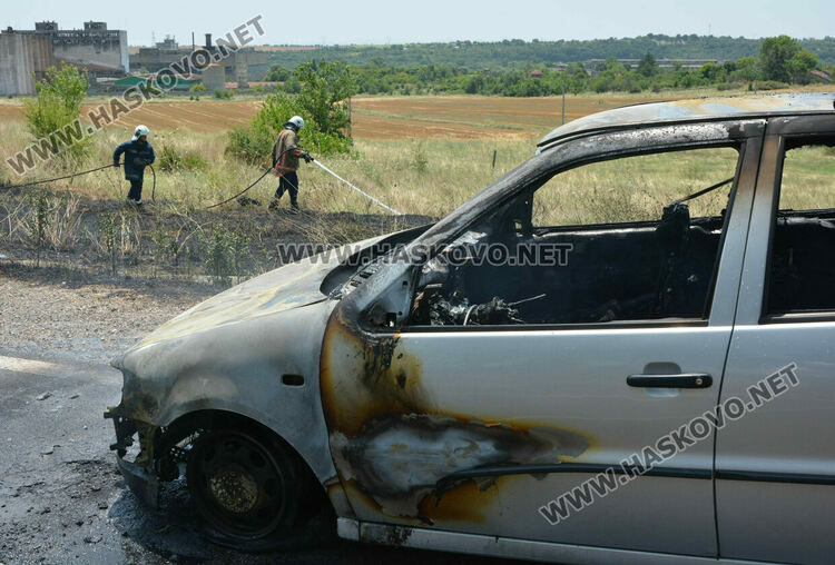 Кола се запали в движение и изгоря край Хасково