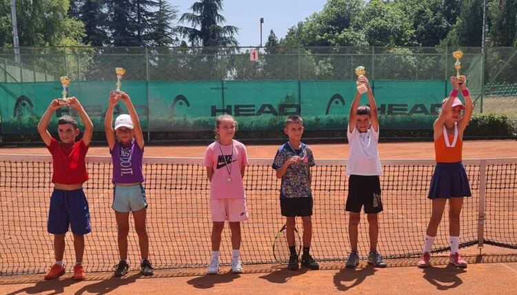 Теодор Козлуджов и Рая Гърчева спечелиха регионален турнир по тенис в Хасково