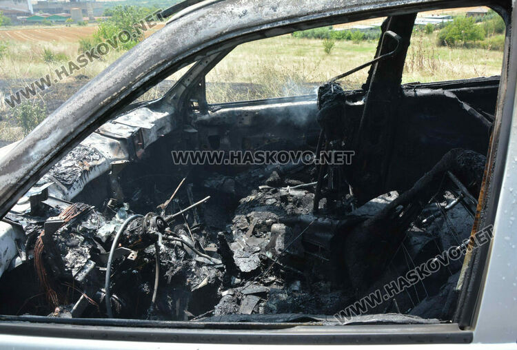 Кола се запали в движение и изгоря край Хасково