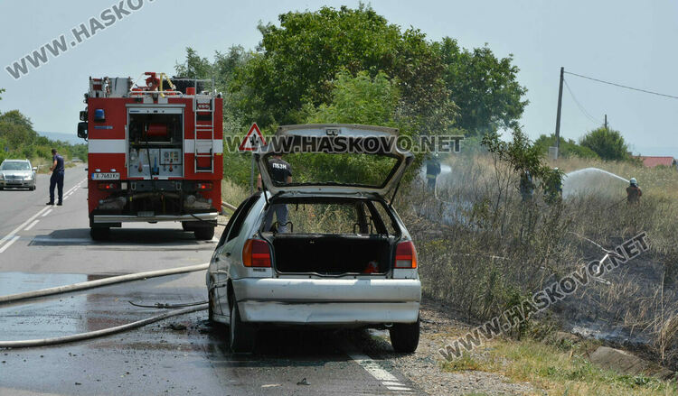 Кола се запали в движение и изгоря край Хасково