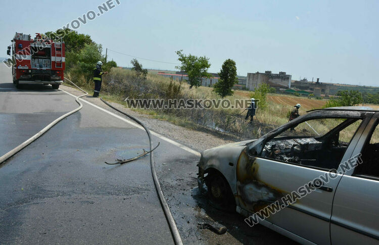 Кола се запали в движение и изгоря край Хасково