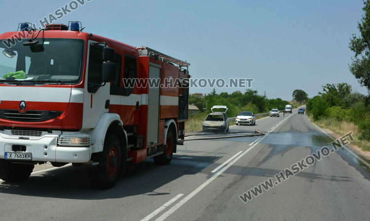 Кола се запали в движение и изгоря край Хасково