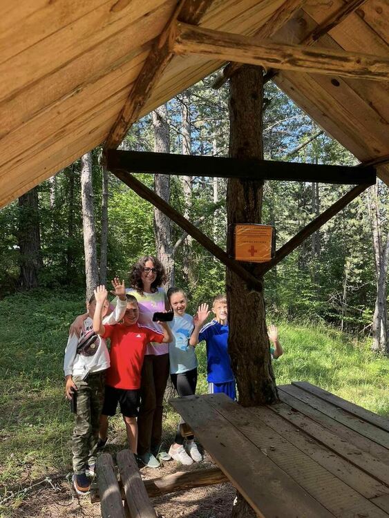 Деца и горски поставиха първат горска аптечка в чепеларските гори