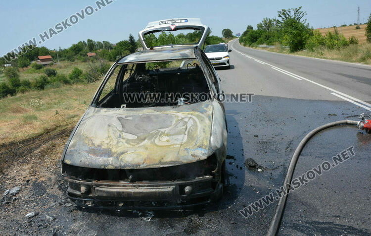 Кола се запали в движение и изгоря край Хасково