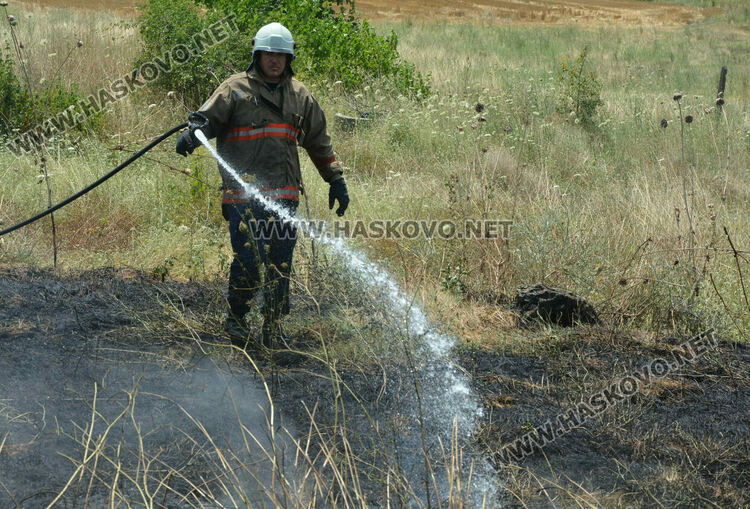 Кола се запали в движение и изгоря край Хасково