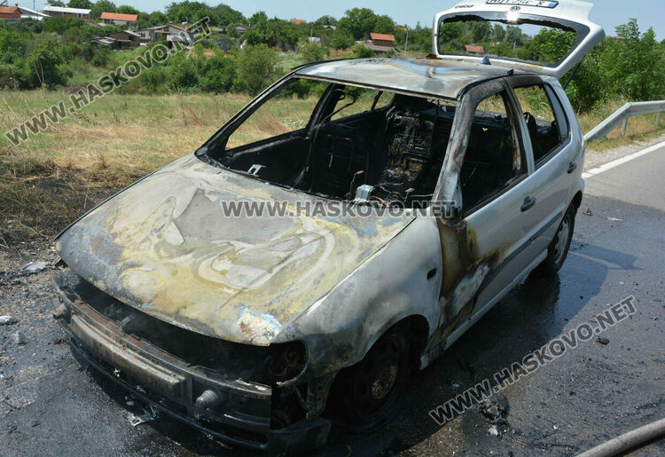 Кола се запали в движение и изгоря край Хасково
