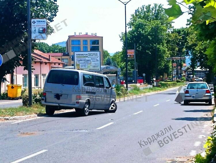 Жегата с нов урожай на пътя: удариха се автомобил и бус при ж.п.гарата в Кърджали