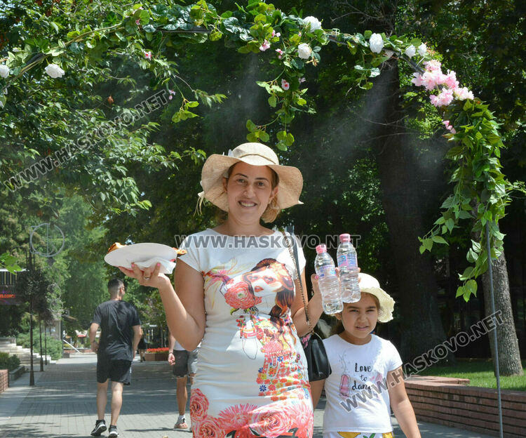 Свежи струйки в центъра на Хасково разхлаждат минувачите