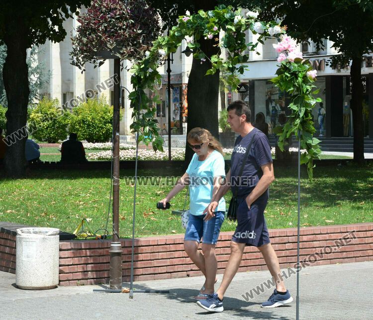 Свежи струйки в центъра на Хасково разхлаждат минувачите