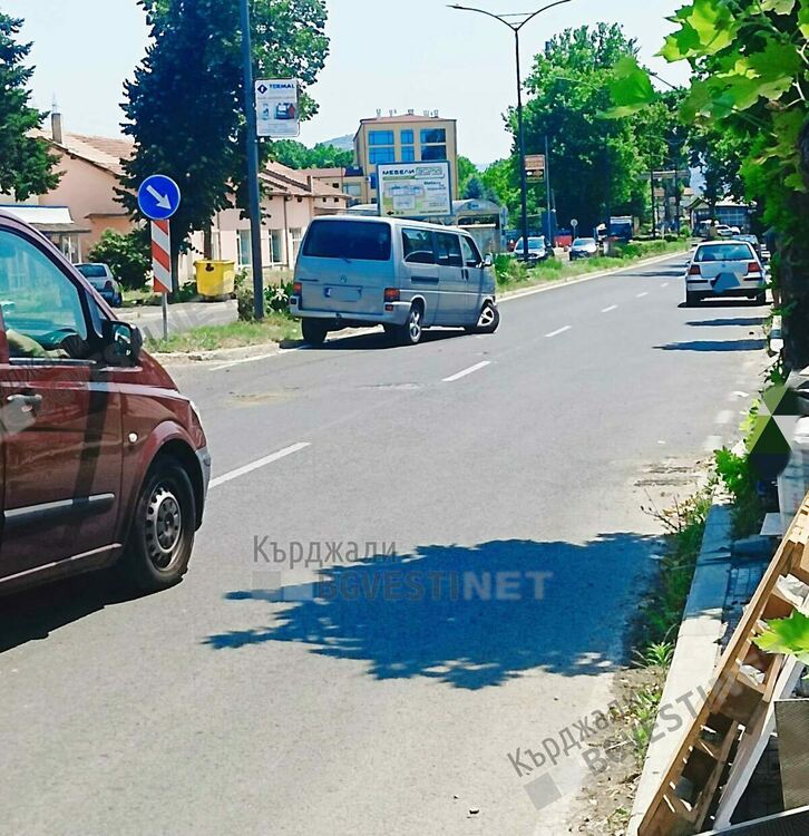 Жегата с нов урожай на пътя: удариха се автомобил и бус при ж.п.гарата в Кърджали