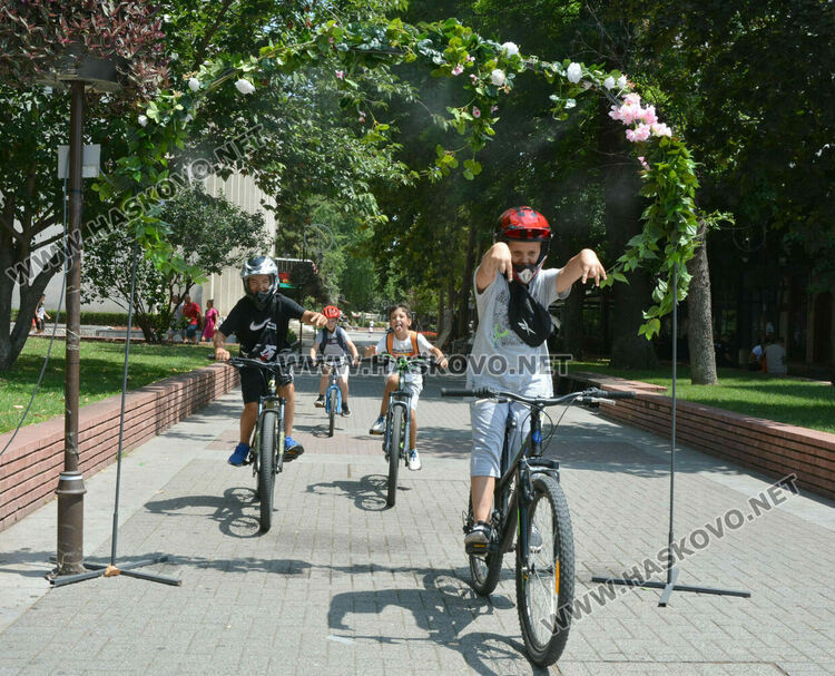 Свежи струйки в центъра на Хасково разхлаждат минувачите