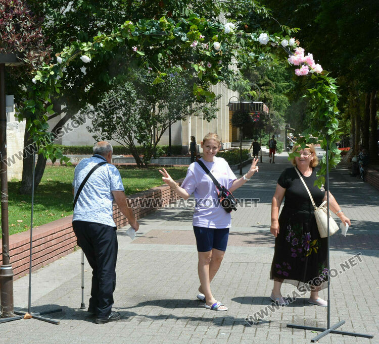 Свежи струйки в центъра на Хасково разхлаждат минувачите