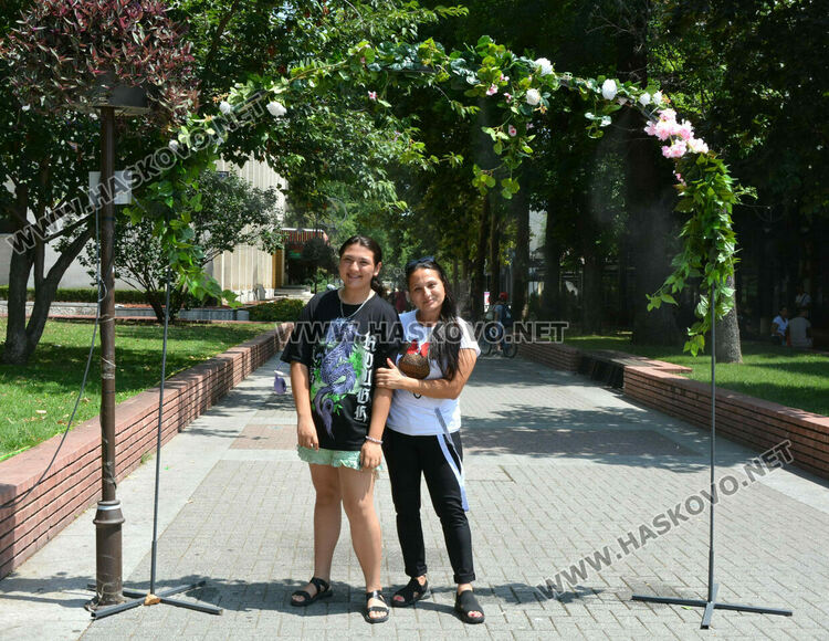 Свежи струйки в центъра на Хасково разхлаждат минувачите