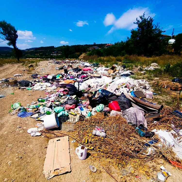 Започнаха летните ремонти на жилища в Кърджали, каруци изхвърлят отпадъците на нерегламентирани сметища в парк „Арпезос Север”