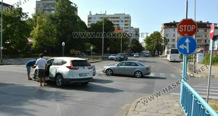 Молдовски джип и хасковски Опел катастрофираха до "Лебеда" 