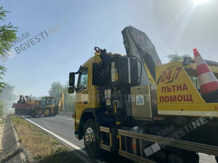 Временно движението по път I-5 Кърджали - ГКПП "Маказа" в района на с. Върбен при км 372 е ограничено в двете посоки