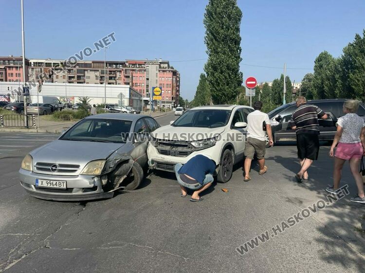 Молдовски джип и хасковски Опел катастрофираха до "Лебеда" 