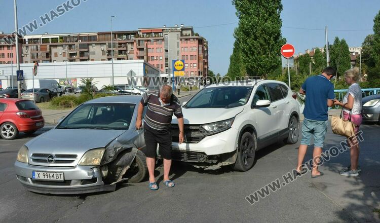 Молдовски джип и хасковски Опел катастрофираха до "Лебеда" 