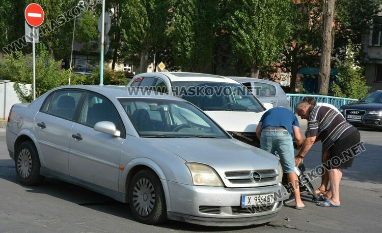 Молдовски джип и хасковски Опел катастрофираха до "Лебеда" 