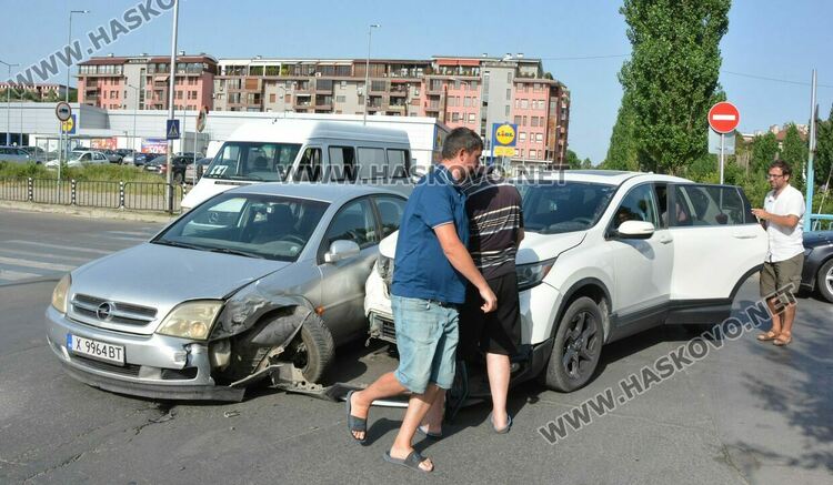 Молдовски джип и хасковски Опел катастрофираха до "Лебеда" 