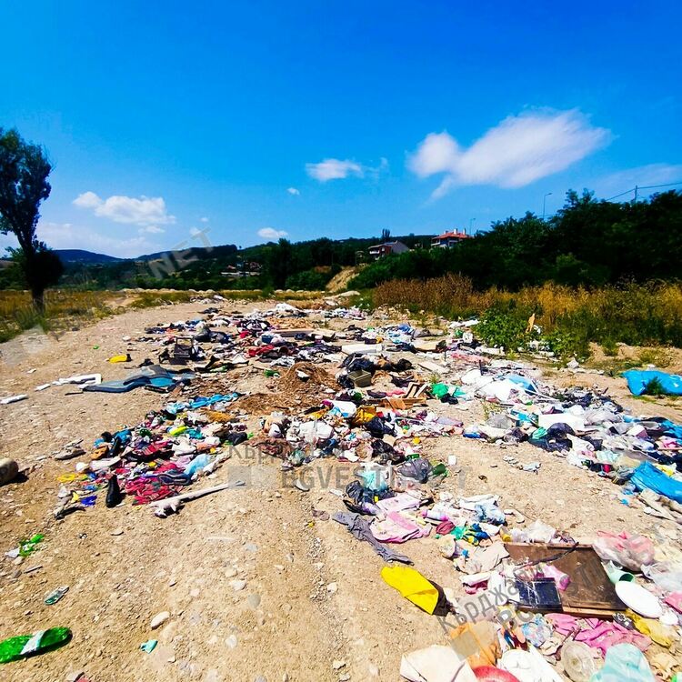 Започнаха летните ремонти на жилища в Кърджали, каруци изхвърлят отпадъците на нерегламентирани сметища в парк „Арпезос Север”