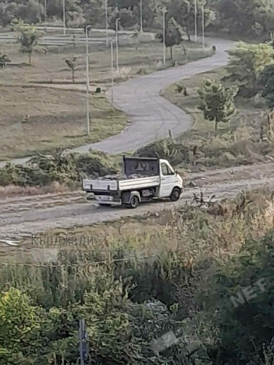 Започнаха летните ремонти на жилища в Кърджали, каруци изхвърлят отпадъците на нерегламентирани сметища в парк „Арпезос Север”