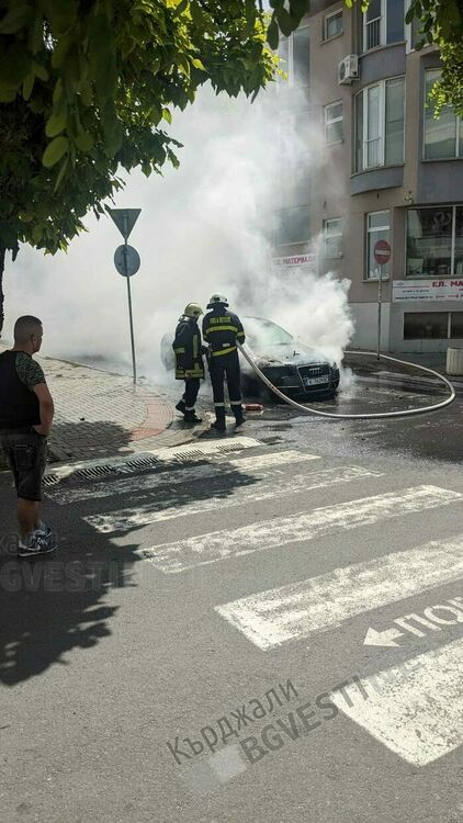 "Ауди“ пламна на кръстовище в центъра на Кърджали в 12,15 ч.,пожарникари се намесиха светкавично