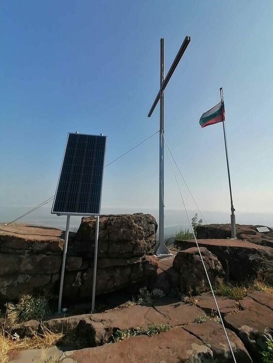 Кръст и фотоволтаик на Малка Драгойна предизвикаха обществена дискусия