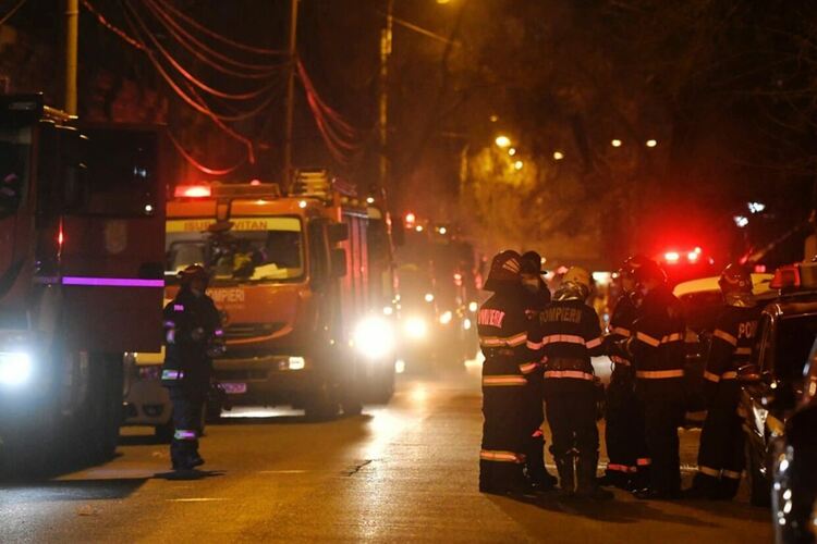 Пожар в двора на болница в Букурещ заради гръмнал трансформатор