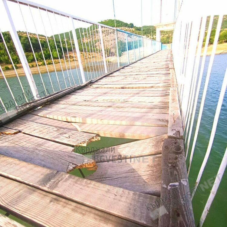 Неизвестни лица потрошиха въжения мост при Лисиците/обновена/