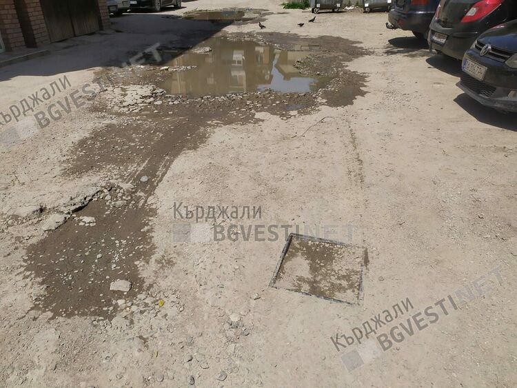 След публикации на Кърджали бг вести подменят отводнителните шахти зад Данъчното,ремонтът  е за хиляди