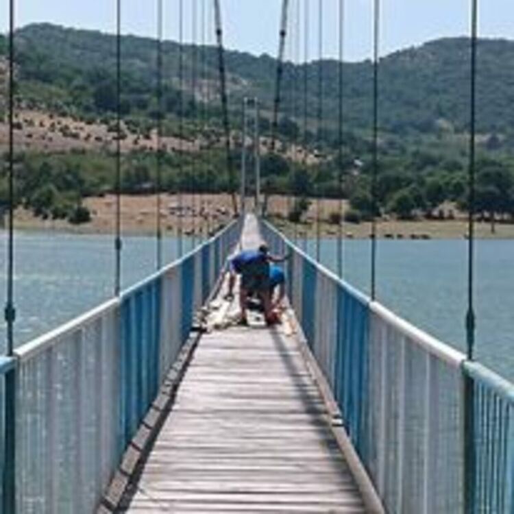 Неизвестни лица потрошиха въжения мост при Лисиците/обновена/