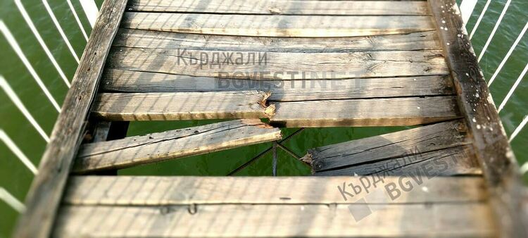 Неизвестни лица потрошиха въжения мост при Лисиците/обновена/