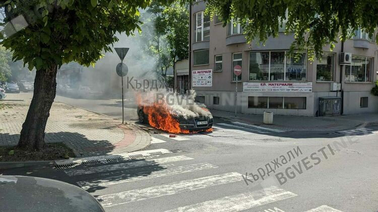 "Ауди“ пламна на кръстовище в центъра на Кърджали в 12,15 ч.,пожарникари се намесиха светкавично