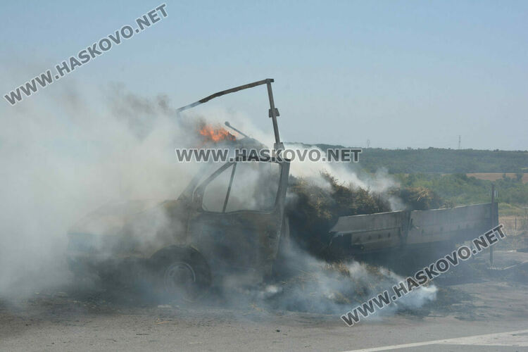 Камион със слама се запали в движение и изгоря край Хасково