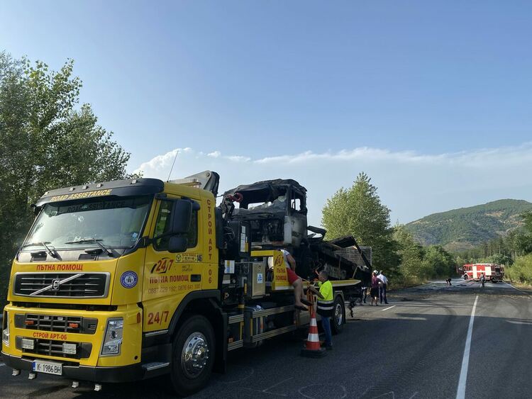 Временно движението по път I-5 Кърджали - ГКПП "Маказа" в района на с. Върбен при км 372 е ограничено в двете посоки