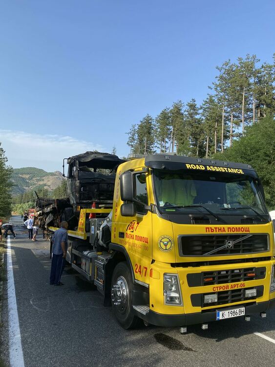 Временно движението по път I-5 Кърджали - ГКПП "Маказа" в района на с. Върбен при км 372 е ограничено в двете посоки
