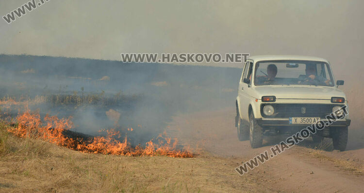 Голям пожар избухна край Сусам и Татарево, включиха се и пожарникари от Кърджалийско