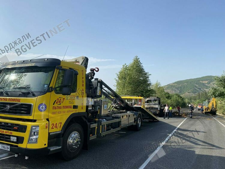 Техническа неизправност е предизвикала пожара на камион със слама по пътя за Маказа