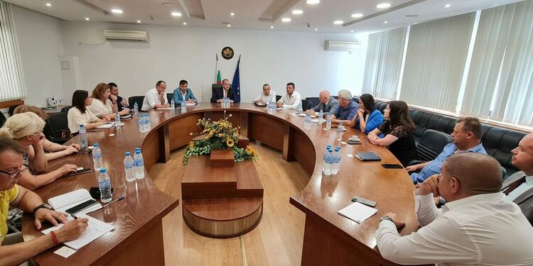 Кметове на 18 общини обсъдиха водещи проекти с областния управител 