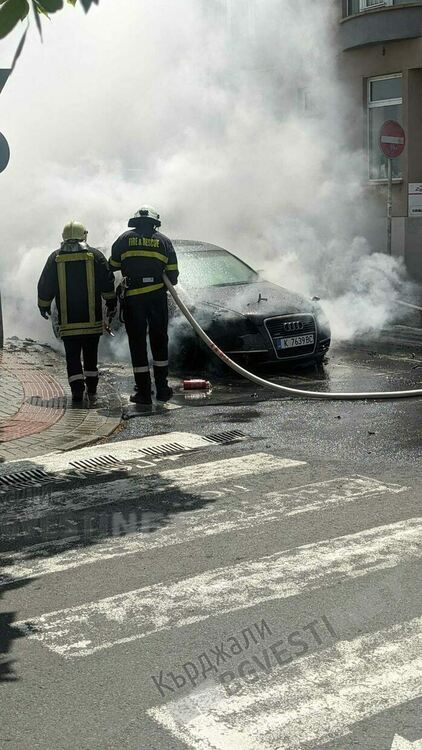 "Ауди“ пламна на кръстовище в центъра на Кърджали в 12,15 ч.,пожарникари се намесиха светкавично
