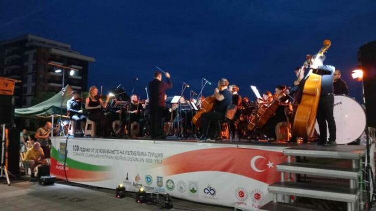 Кулминация на проявите в Месеца на Турция-симфониците от Одрин покориха кърджалийската публика