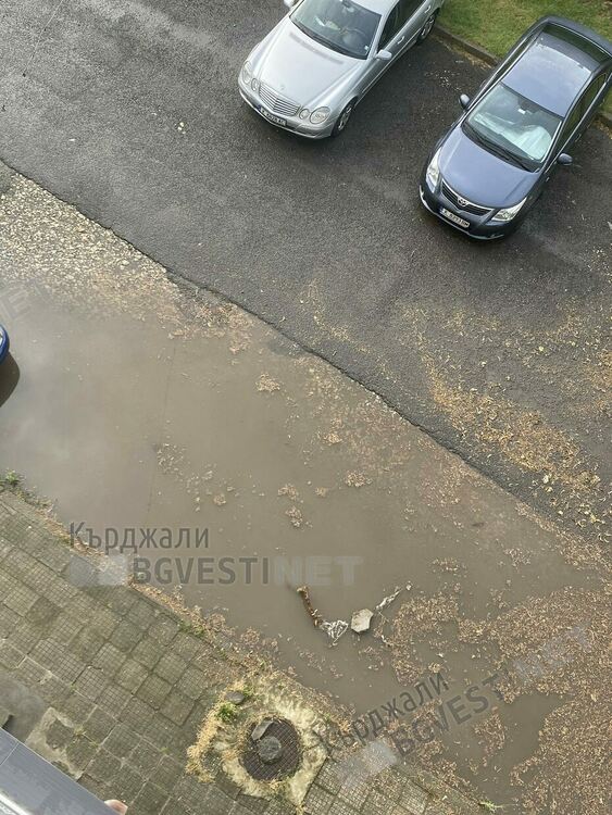 Язовир пред Язовирския блок в Кърджали, дъждовна вода пълни мазетата на живущите