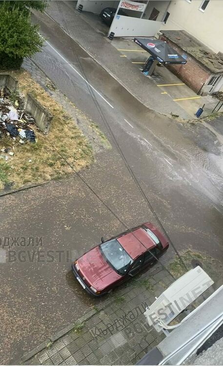 Язовир пред Язовирския блок в Кърджали, дъждовна вода пълни мазетата на живущите