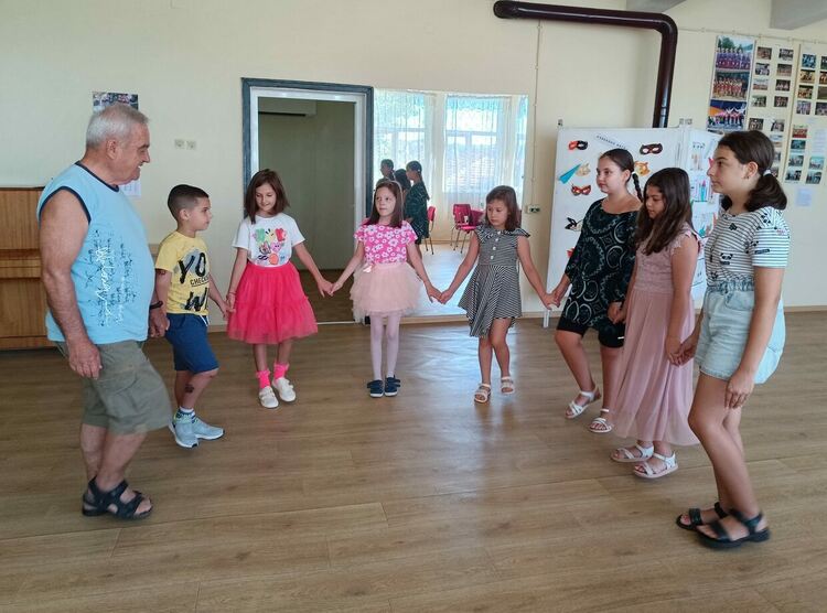 Летен карнавал в читалище "Яворов" забавлява децата